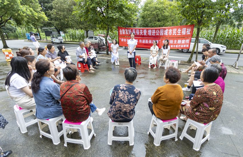 在都江堰市聚源鎮(zhèn)羊橋社區(qū)開展長護(hù)險(xiǎn)主題宣傳活動。都江堰市醫(yī)療保障局供圖