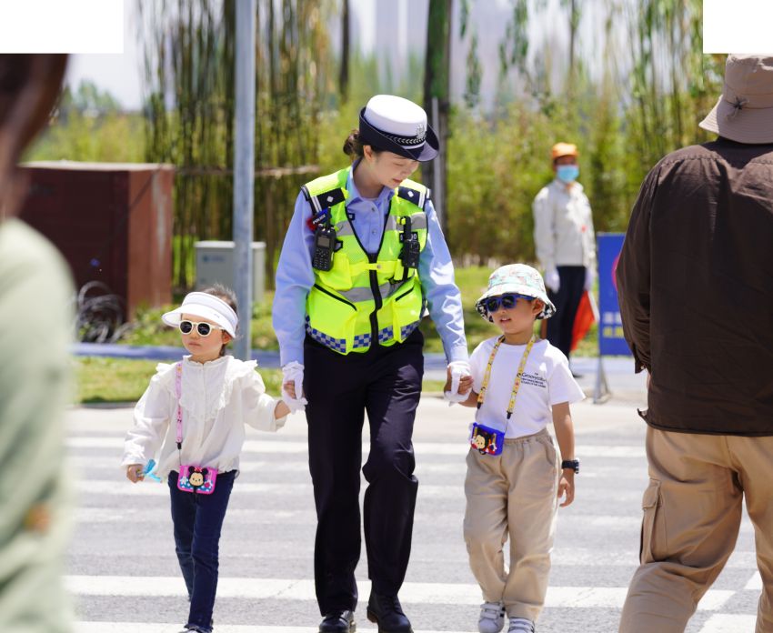 成都交警護航兒童平安出行。成都市公安局供圖