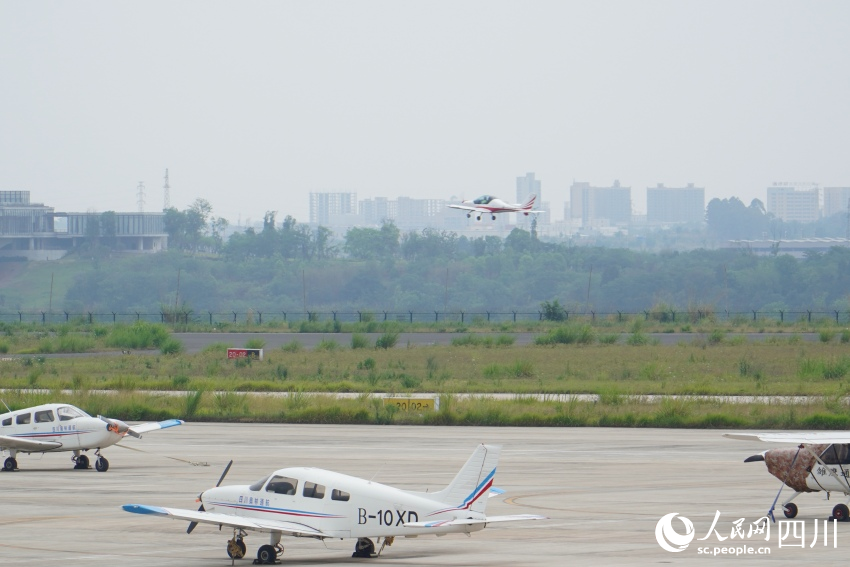 淮州機場內(nèi)駐場企業(yè)正在進行低空飛行訓練。人民網(wǎng) 趙祖樂攝