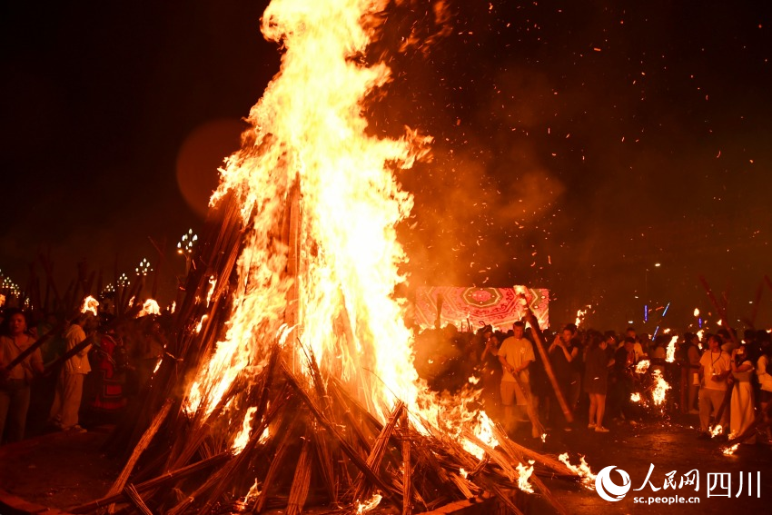 激情火把節，最炫民族風。人民網 趙祖樂攝