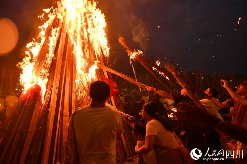 激情火把節，最炫民族風。人民網 趙祖樂攝