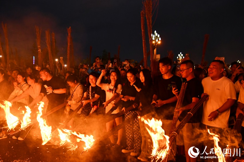 激情火把節，最炫民族風。人民網 趙祖樂攝