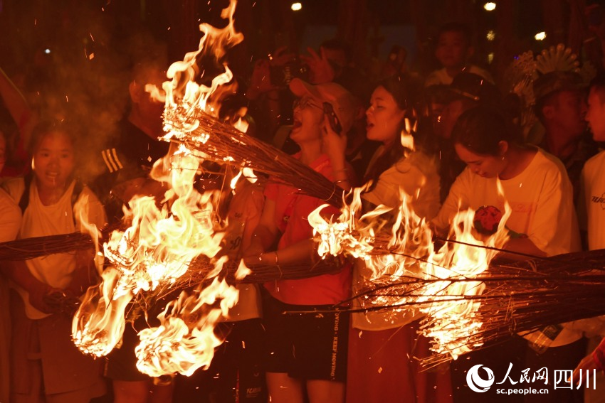 激情火把節，最炫民族風。人民網 趙祖樂攝