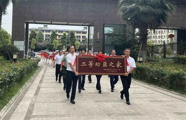 敲鑼打鼓送二等功喜報  富順退役軍人事務局供圖