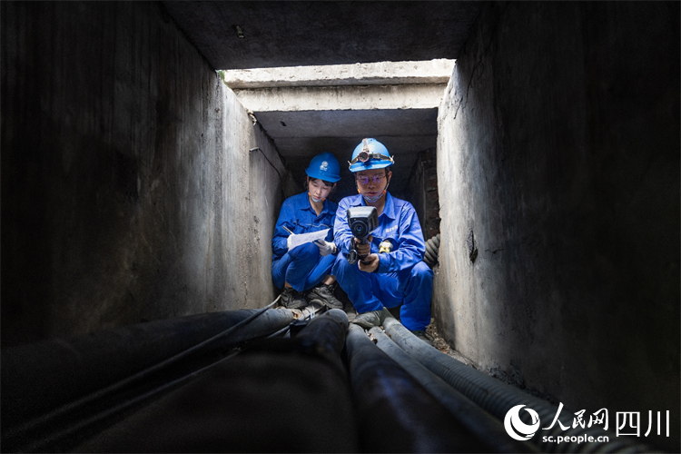 國網成都供電公司工作人員對110千伏輸電電纜進行巡檢測溫。武雍燁攝