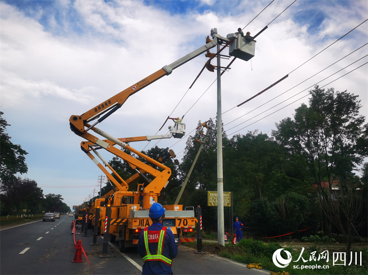 國網成都供電公司利用“雙車”開展帶電搶修，全程不停電。詹祖培攝