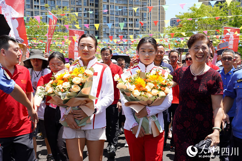 奧運(yùn)選手受到家鄉(xiāng)人民的寵愛。許世智攝