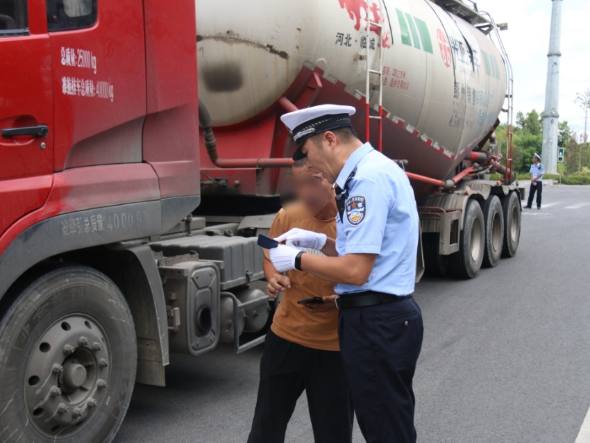 成都交警查驗貨車司機證件。成都交警供圖