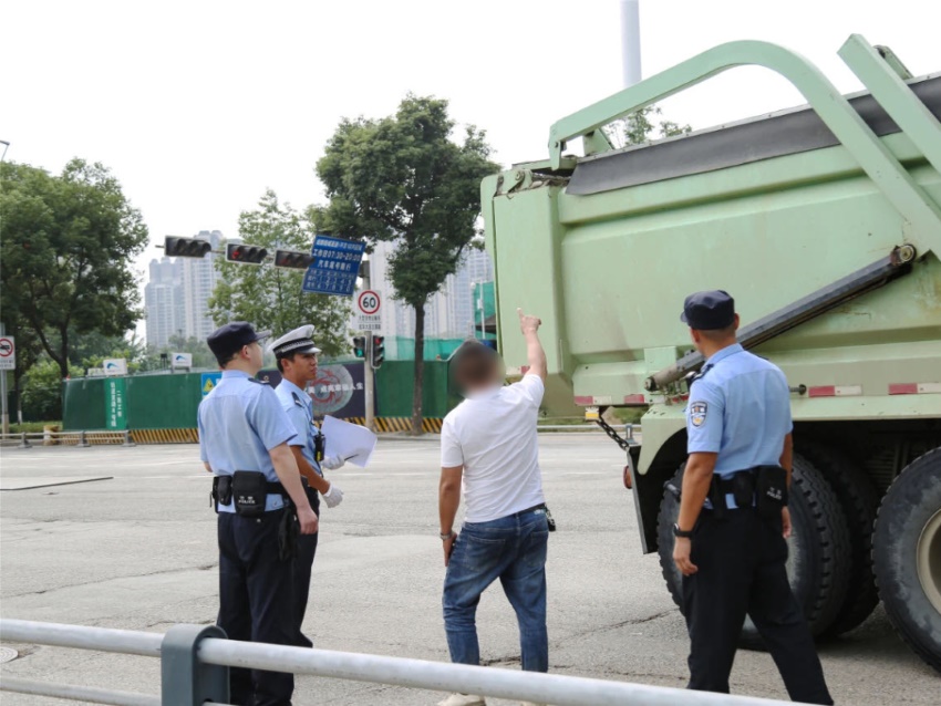 成都交警對重型自卸貨車進行檢查。成都交警供圖