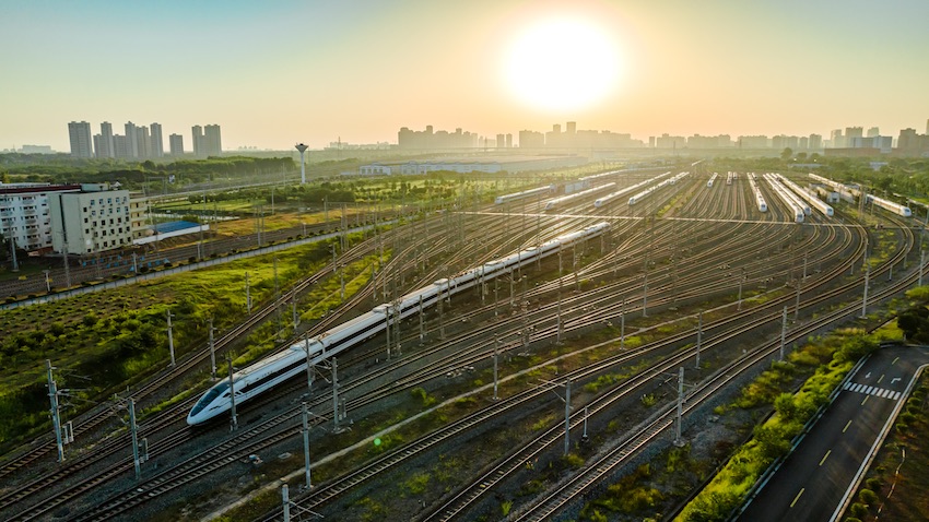 列車(chē)駛?cè)氤啥紪|站。中國(guó)鐵路成都局集團(tuán)有限公司供圖