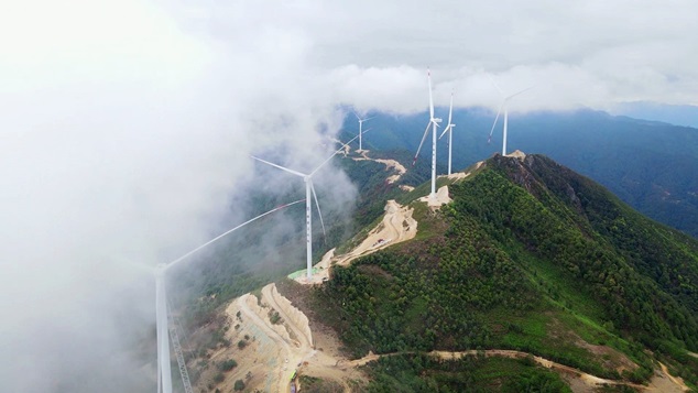 國家首批大型風電光伏基地項目臘巴山風電場。張峰攝