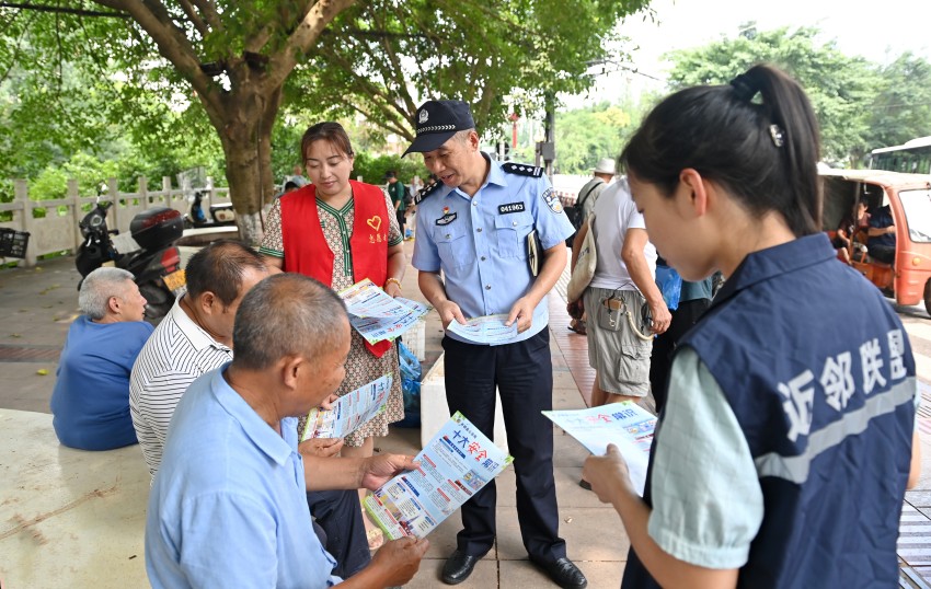 民警和平安商戶聯盟志愿者在斗雞菇市場內進行法治宣傳。張磊供圖