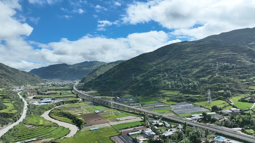 川青鐵路四川境內段落全線開通后，動車直抵黃龍九寨溝景區(qū)只需三小時。成蘭公司供圖