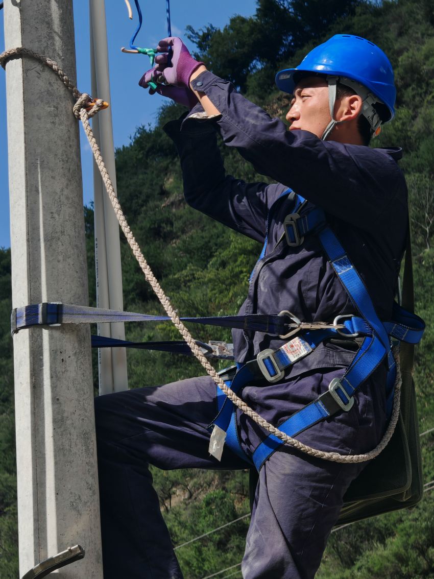 電力工人正在檢查線路。甘孜州委宣傳部供圖