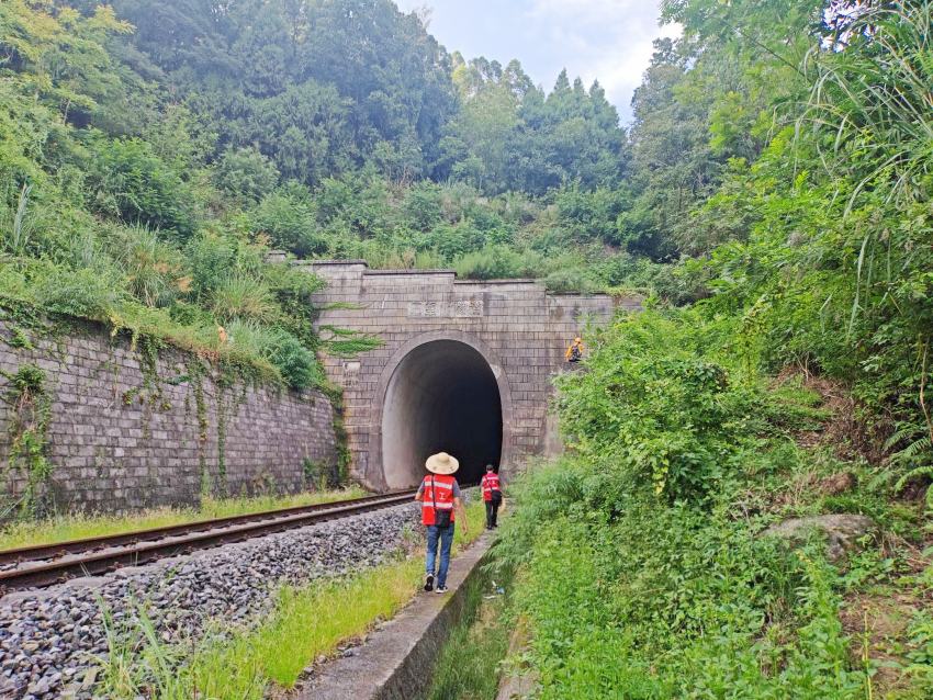 高溫下，達州工務段職工對鐵路隧道進行巡檢。 何春蓉攝