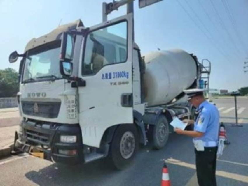 余國富及貨車司機。德陽公安供圖