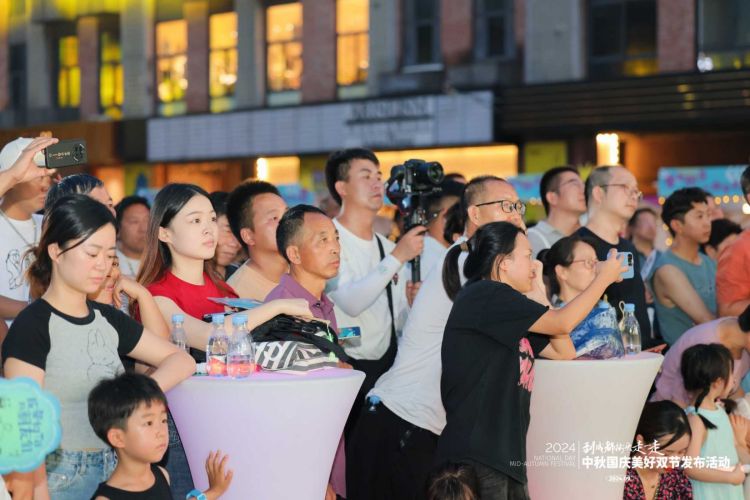 市民游客在活動現場記錄精彩瞬間。成都市文廣旅局供圖