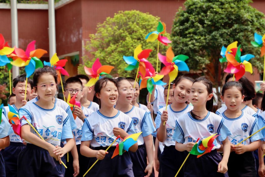 5月31日，成都市實驗小學北新校區舉行了以“文明成都·喜迎大運·榮耀少年”為主題的少先隊新隊員入隊暨“六一”兒童節慶祝活動。成都市教育局供圖