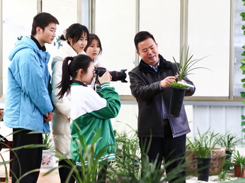 扶軍為學生講解蘭花知識。隆素攝