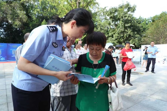 民警講解活動現場。雙流區委宣傳部供圖