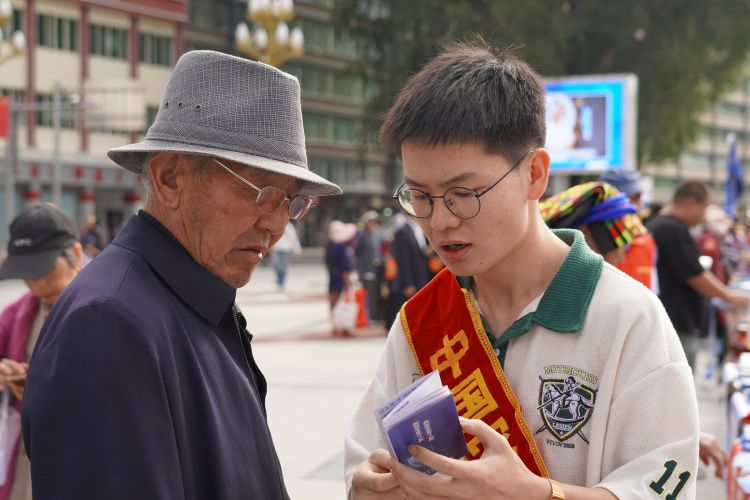 工作人員向市民宣傳網絡安全知識。阿壩州委網信辦供圖