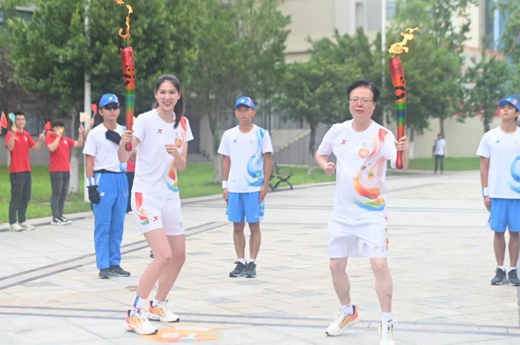 劉柏樺參加成都第31屆世界大學生夏季運動會火炬傳遞成都站傳遞活動。四川郵電職業技術學院供圖