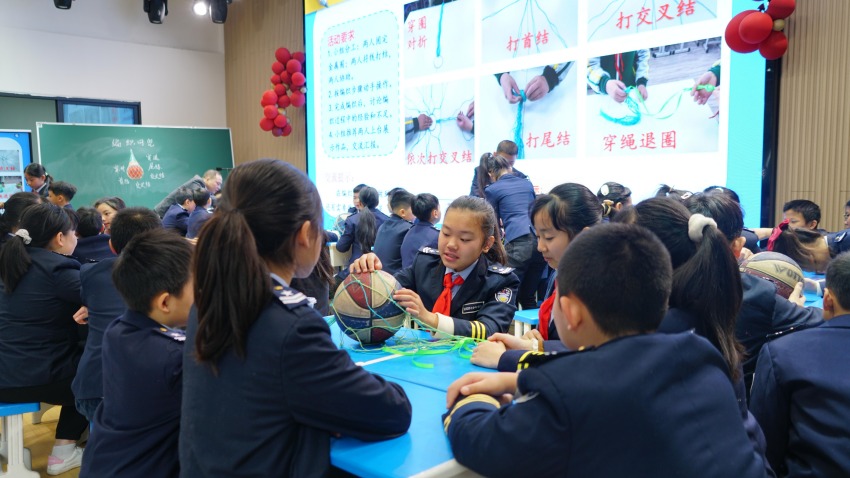 宜賓市翠屏區忠孝街小學勞動教育現場教學。宜賓市教育和體育局供圖