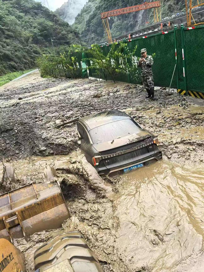 車輛被困在淤泥里。臥龍?zhí)貐^(qū)供圖