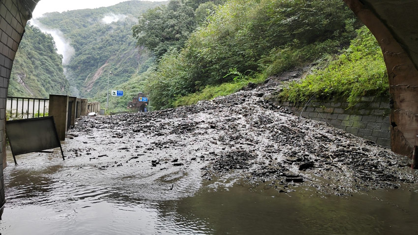 泥石流損壞的道路。臥龍特區供圖