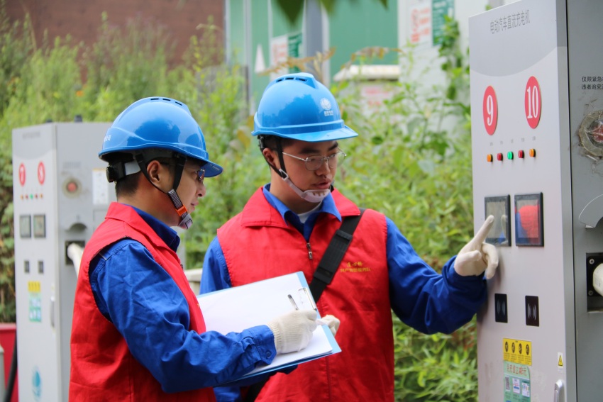 國家電網四川電力（天府新區雙流）連心橋共產黨員服務隊在云華新村檢查新能源充電樁設備。蘭小偉攝