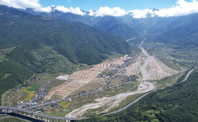 1800畝土地整理前后變化。四川省土地發展集團供圖