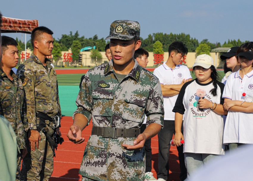 軍人向?qū)W生介紹軍營(yíng)生活。資陽(yáng)市委宣傳部供圖