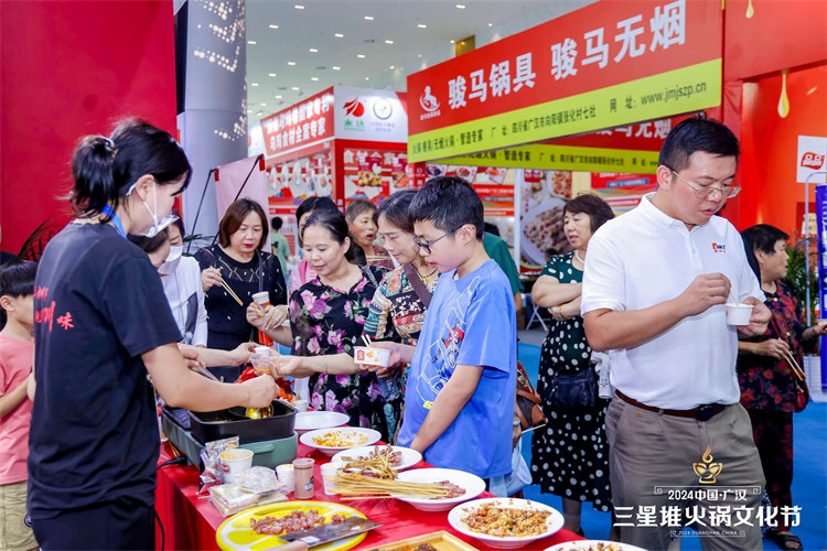 市民排隊品嘗美食。主辦方供圖