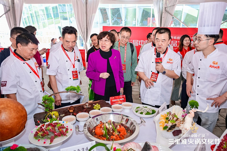 向嘉賓介紹火鍋食材。主辦方供圖