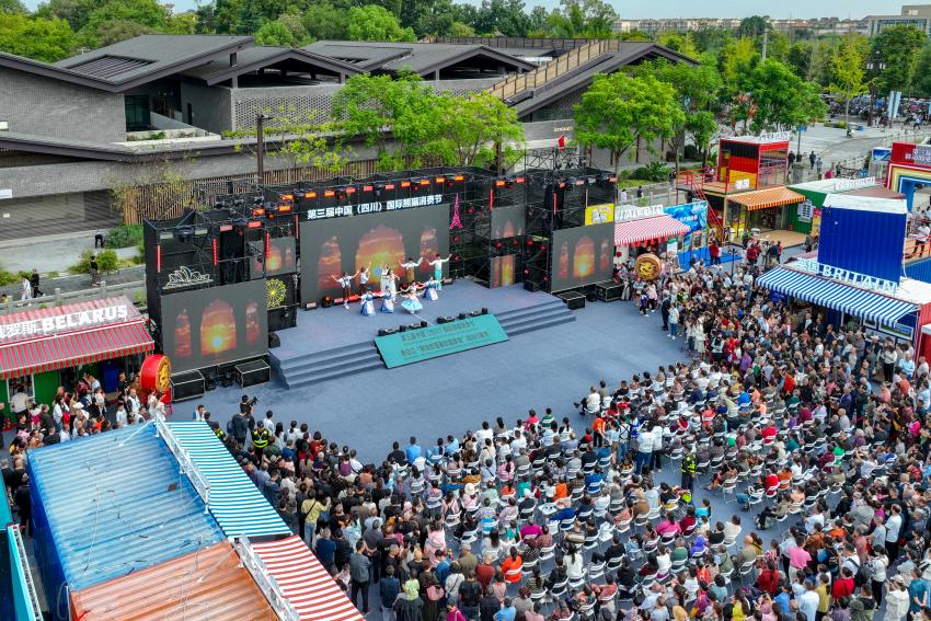 “移動的亞蓉歐國家館”四川行集市開幕儀式現場。青白江區委宣傳部供圖