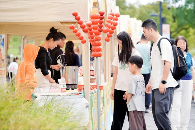 市民游客在音樂市集購買美食。天府新區(qū)融媒體中心供圖