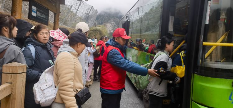 志愿者引導游客有序上車。九管局供圖