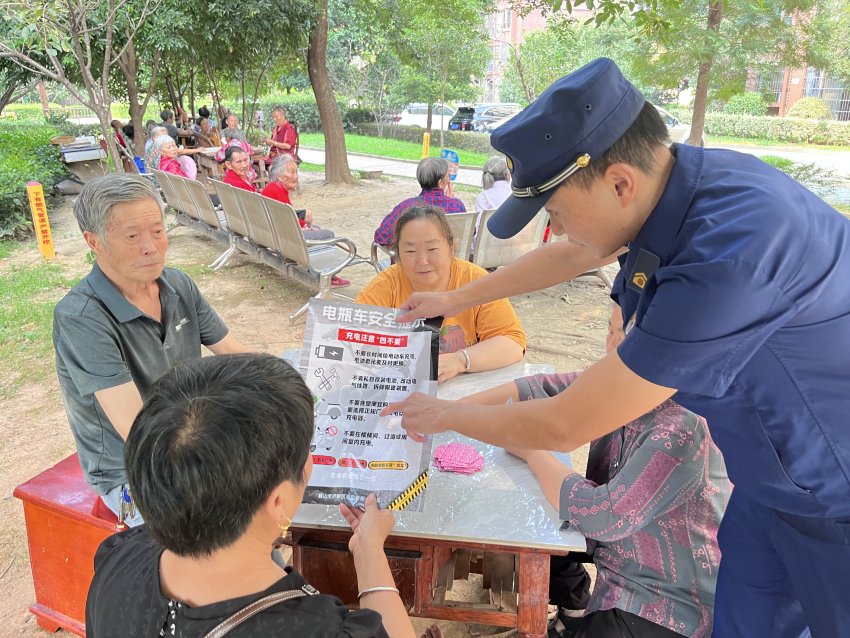 國慶期間，消防員正在開展消防安全宣傳。眉山天府新區消防救援大隊供圖