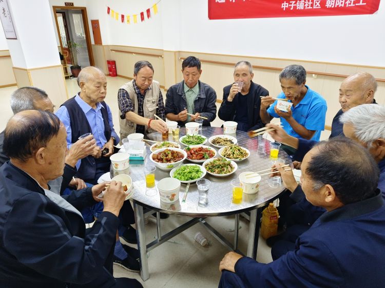 在中子鎮(zhèn)為老服務中心，老人開心就餐。張敏供圖