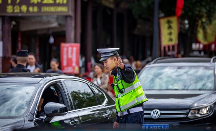 交警引導游客車輛通行。劍閣縣委宣傳部供圖