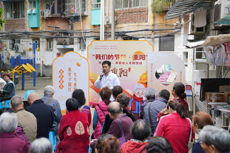 醫生講解冬季老人保健養生知識。主辦方供圖