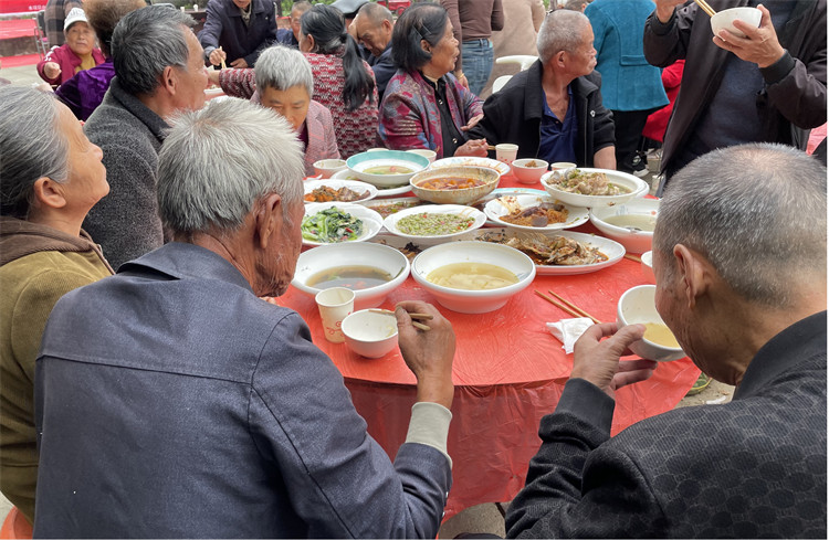 老人們一起聚餐。主辦方供圖