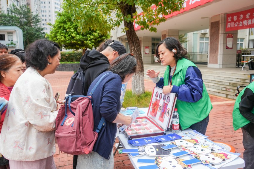 活動現場工作人員介紹禁毒知識。主辦方供圖