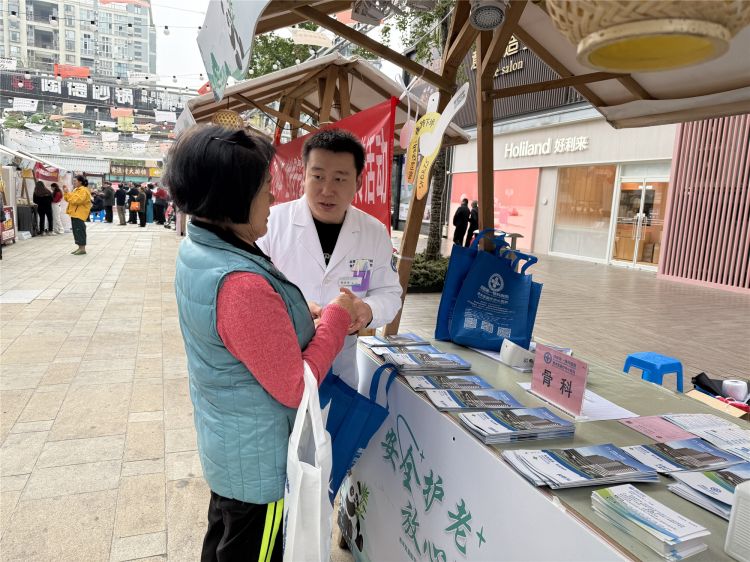 民政局老齡工作服務中心向市民宣傳養老惠民政策。袁興藝供圖