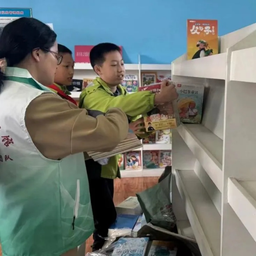 愛心圖書上架。青神縣圖書館供圖