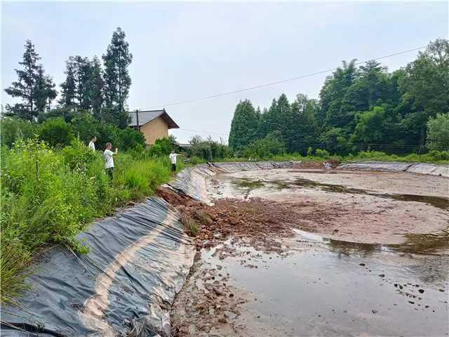 被破壞的耕地。四川公安供圖