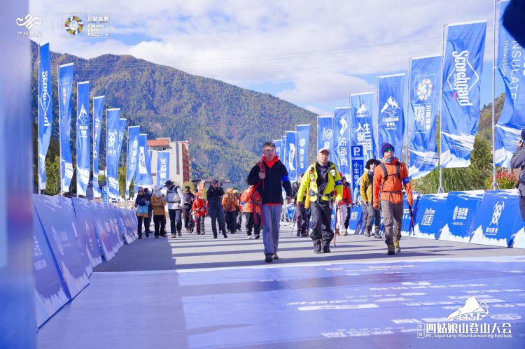 出發登山。四姑娘山景區供圖