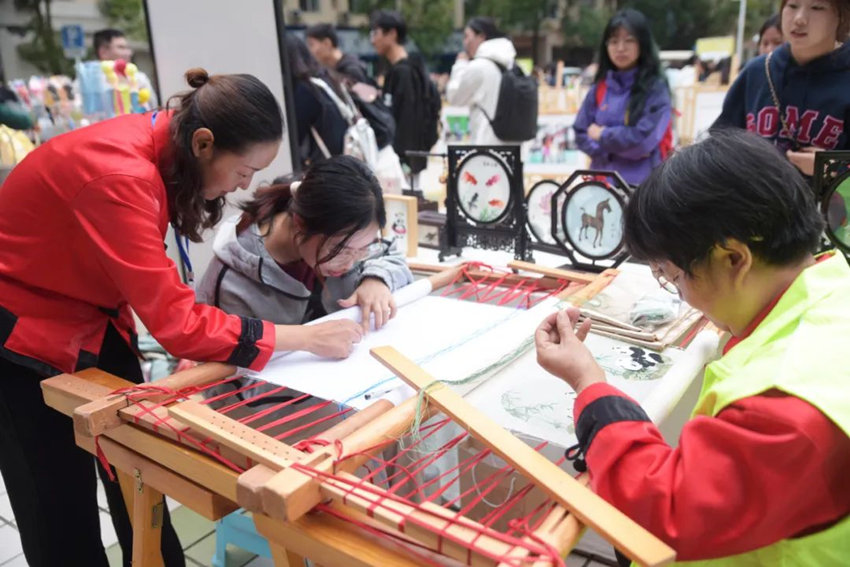 “美麗工坊”成都市殘疾人文創(chuàng)手作進校園活動現(xiàn)場。成都市殘聯(lián)供圖