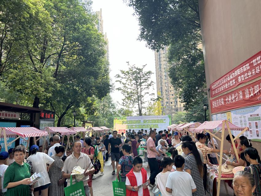 高新區獅子山街道嬌子社區新時代文明實踐站，“趕文明集市 傳文明新風”社區文明實踐集市。資陽融媒供圖