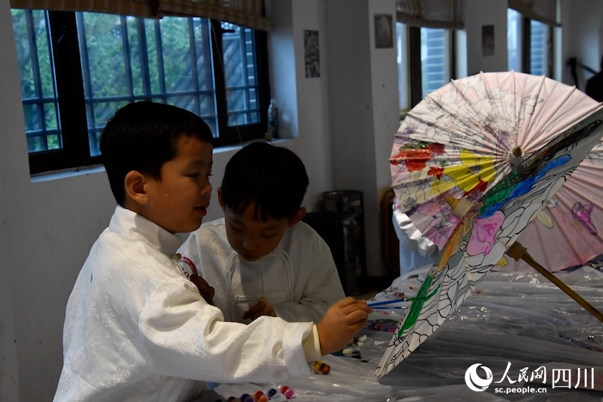 油紙傘博物館，孩子們沉浸在油紙傘繪制的快樂中。人民網記者 郭瑩攝